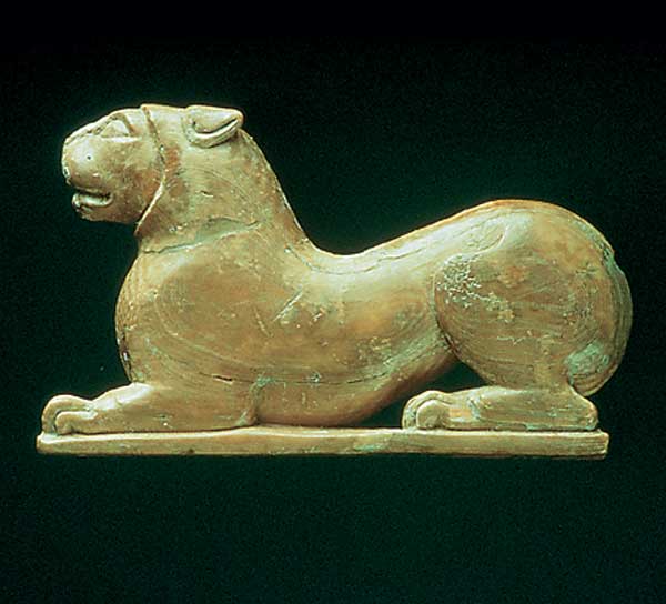 Placchetta d'avorio a forma di felino con iscrizione etrusca