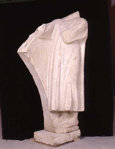 Monumento onorario a Carlo I d’Angiò: elemento architettonico con rilievo angolare raffigurante un Trombettiere