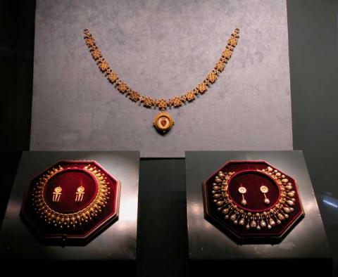 Oreficerie Castellani: collare del Senatore e due demi-parures in oro e oro e perle
