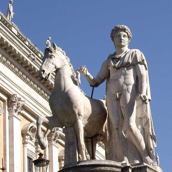 Statua colossale di Dioscuro sulla balaustra della Piazza del Campidoglio