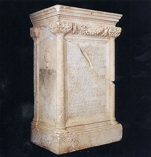 Ara funeraria di Vettius Agorius Praetextatus e Aconia Fabia Paulina