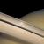Un riflesso iridescente della luce solare sugli anelli di Saturno