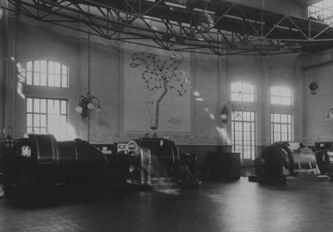 La Sala Macchine con le turbine a vapore Franco Tosi da 3000 hp (1924) La Sala Macchine con le turbine a vapore Franco Tosi da 3000 hp (1924)