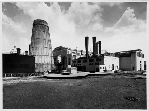 Veduta della Sala Caldaie n. 1 e n. 2 dal piazzale Sud (1924 circa) Veduta della Sala Caldaie n. 1 e n. 2 dal piazzale Sud (1924 circa)
