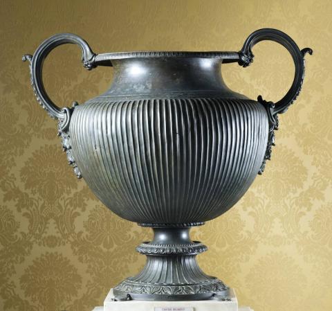 Cratere di Mitridate VI con scritta in greco “il re Mitridate Eupatore agli Eupatoristi del ginnasio” Da Anzio Bronzo, Fine II – prima metà del I secolo a. C. Roma, Musei Capitolini Cratere di Mitridate VI con scritta in greco “il re Mitridate Eupatore agli Eupatoristi del ginnasio” Da Anzio Bronzo, Fine II – prima metà del I secolo a. C. Roma, Musei Capitolini