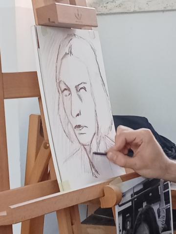 creazione di un ritratto di donna realizzato con grafite e matita color seppia