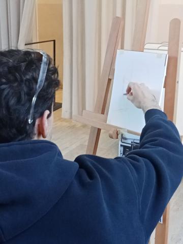 artista che inizia un disegno