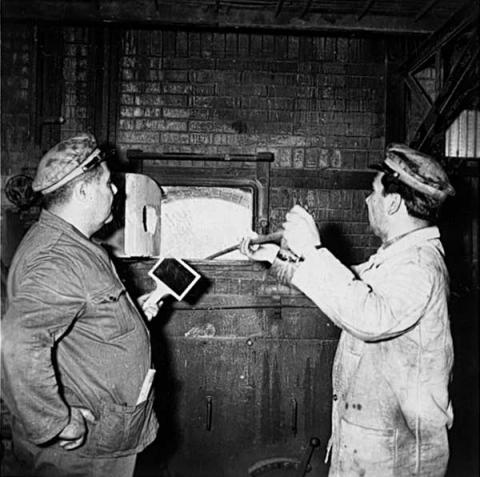 Operai al lavoro nella Sala Caldaie (1960 circa) Operai al lavoro nella Sala Caldaie (1960 circa)