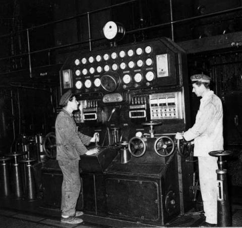 Operai al lavoro nella Sala Macchine (1960 circa) Operai al lavoro nella Sala Macchine (1960 circa)