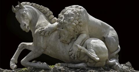 Gruppo di scultura in marmo del leone che azzanna un cavallo 