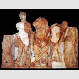 Frontone di Luni (Apollo, Luna e le Muse), terracotta, h 122 cm, Firenze, Museo Archeologico Nazionale