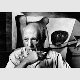 Pablo Picasso nel suo studio, Dietro di lui il dipinto ??Chouette dans un intérieur??. Francia, Parigi. 7, rue des Grands Augustin, Maggio 1948 - © Herbert List/Magnum Photos/Contrasto