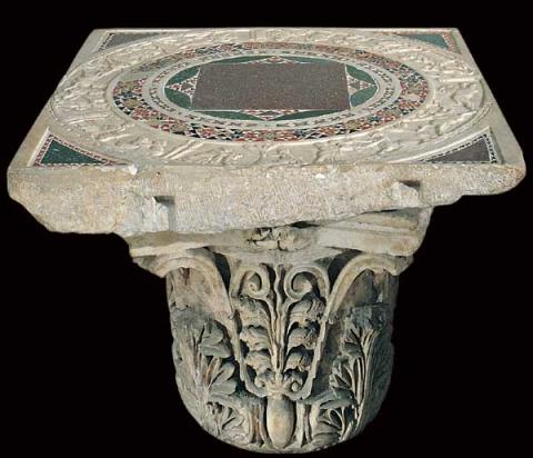 Mensa con scene della vita di Achille, riutilizzata nella decorazione cosmatesca di un ambone della chiesa dell'Aracoeli.